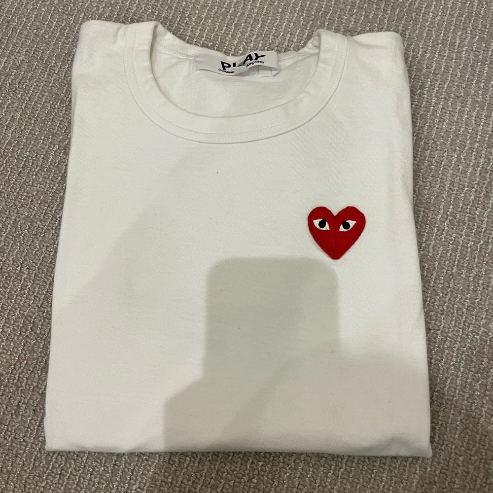 Comme des Garcons PLAY white short sleeve t-shirt with a red heart
